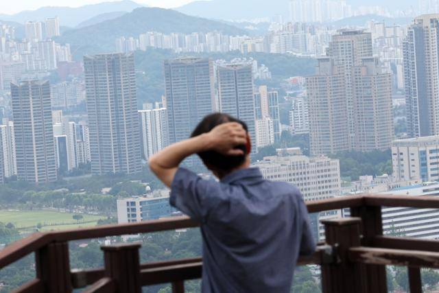 서울 아파트값이 꾸준히 오르면서 6월 셋째 주 매매가격 상승률이 주간 기준으로는 6년 9개월 만에 최대 상승폭을 기록했다. 19일 서울 남산에서 바라본 서울 아파트. 뉴시스