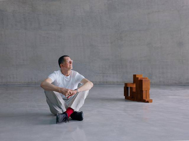 영국 조각 거장 안토니 곰리가 19일 강원 원주시 뮤지엄 산의 전시관 그라운드에서 작품과 나란히 앉아 있다. 연합뉴스