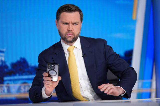 JD 밴스 미국 부통령이 23일 워싱턴 폭스뉴스 방송국에서 진행된 생방송 인터뷰 직전 휴대폰을 확인하고 있다. 인터뷰 시작 직전 도널드 트럼프 대통령은 이스라엘과 이란 사이 휴전이 합의됐다고 자신의 사회관계망서비스(SNS)에 밝혔다. 워싱턴=AP 연합뉴스