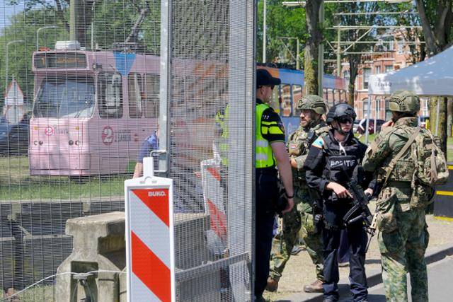 북대서양조약기구(NATO·나토) 정상회의 개막을 하루 앞둔 23일 네덜란드 헤이그에서 경찰, 군인들이 행사장 주변 경계 근무를 서고 있다. 헤이그=AP 연합뉴스