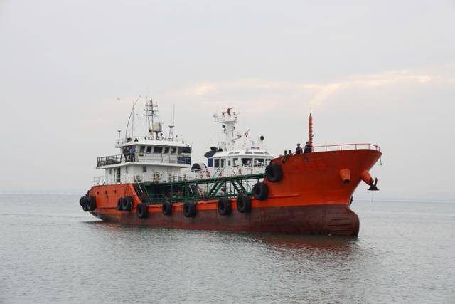 서해 북방한계선(NLL) 인근 해상에서 불법조업 하는 중국 어선들에 연료유와 식자재 등을 공급한 급유선. 중부지방해양경찰청 서해5도특별경비단 제공