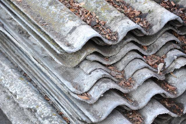 석면 슬레이트 지붕. 게티이미지뱅크