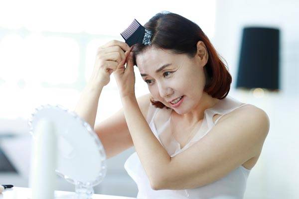 머리카락용 제품으로 섣불리 눈썹 염색·탈색을 진행했다가는 부작용 발생 위험이 있어 주의해야 한다./사진=클립아트코리아