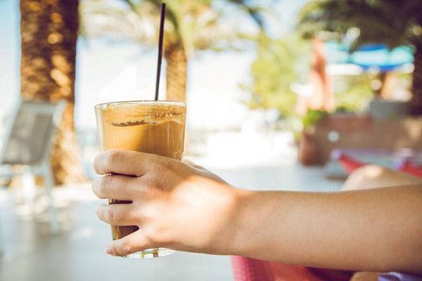 폭염 상황에서 단 음료, 술, 커피를 많이 마시면 오히려 탈수를 유발할 수 있다./사진=게티이미지뱅크