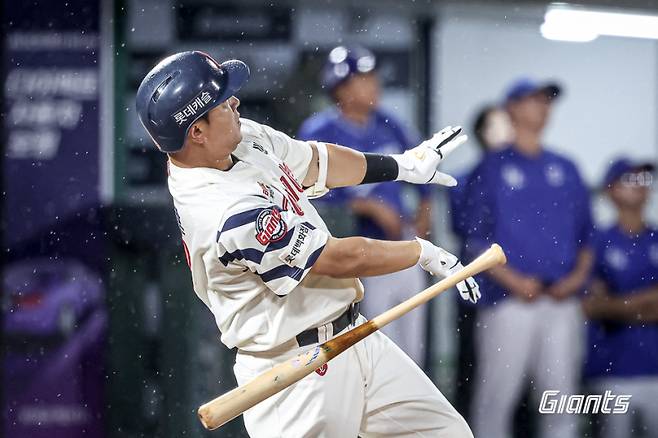 롯데 자이언츠 정훈이 지난 20일 사직 삼성전 8회 말 타석에서 홈런을 치고 있다. 사진=롯데 자이언츠