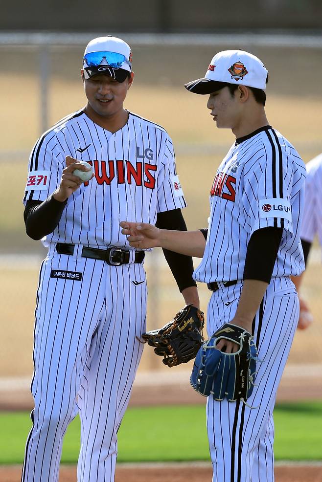 <yonhap photo-1276="">2025 미국 스프링캠프에서 정우영(왼쪽)과 신인 김영우. 사진=연합뉴스</yonhap>