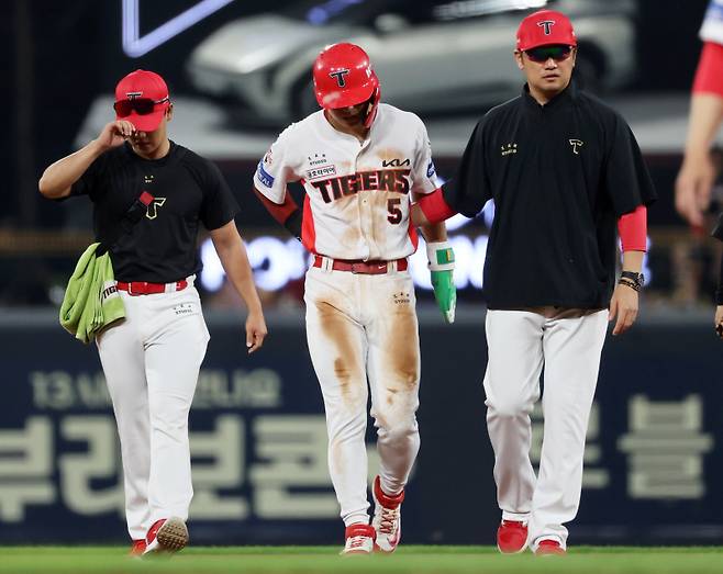 <yonhap photo-4490="">27일 광주기아챔피언스필드에서 열린 프로야구 키움 히어로즈와 KIA 타이거즈의 경기. KIA 김도영이 5회말 2사에서 2루도루에 성공한 뒤 다리 부상으로 대주자로 교체되고 있다. [연합뉴스]</yonhap>