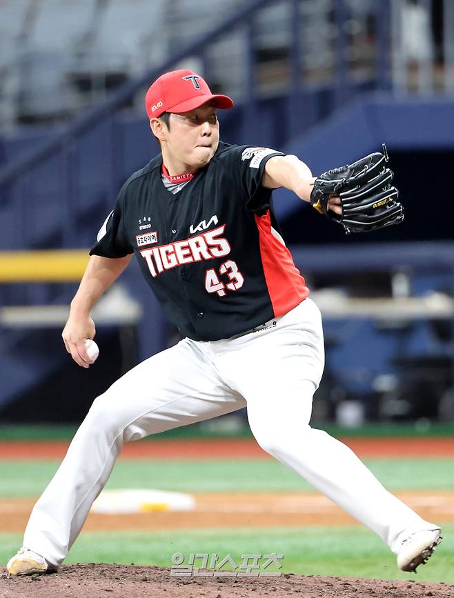 2025 KB0리그 프로야구 키움 히어로즈와 KIA 타이거즈의 경기가 7일 오후 서울 고척스카이돔에서 열렸다. 8회말 김건국이 구원등판해 피칭을 하고 있다. 고척=김민규 기자 /2025.05.07/