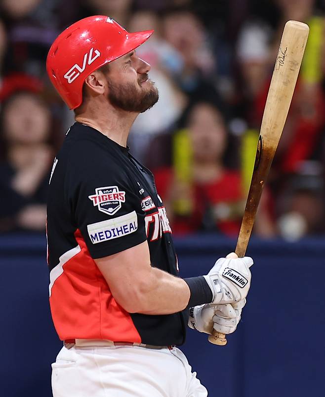 <yonhap photo-4898="">24일 서울 고척스카이돔에서 열린 프로야구 2025 신한 SOL 뱅크 KBO리그 KIA 타이거즈와 키움 히어로즈 경기. 4회초 2사 2,3루 KIA 위즈덤이 삼진 아웃 당한 뒤 아쉬워하고 있다. 2025.6.24 [연합뉴스]</yonhap>