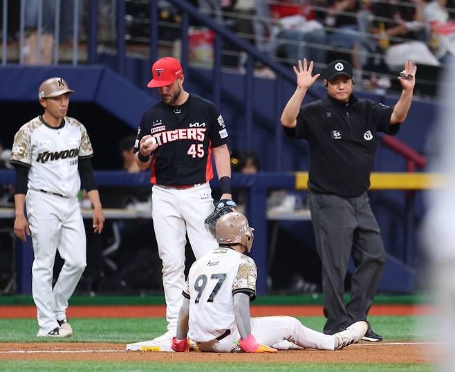 <yonhap photo-4976="">24일 서울 고척스카이돔에서 열린 프로야구 2025 신한 SOL 뱅크 KBO리그 KIA 타이거즈와 키움 히어로즈 경기. 4회말 무사 만루 키움 임지열 희생 플라이 때 2루 주자 전태현이 3루에서 아웃되고 있다. KIA 3루수는 위즈덤. 2025.6.24 [연합뉴스]</yonhap>
