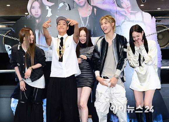 신인 혼성 그룹 올데이 프로젝트 애니(본명 문서윤)가 23일 오후 서울 강남구 역삼동 일상비일상의틈byU+에서 열린 ALLDAY PROJECT(올데이 프로젝트) 데뷔 기념 팝업 스토어 오픈 포토콜 행사에 참석하고 있다.(왼쪽부터 베일리-타잔-영서-우찬-애니.) [사진=정소희 기자]