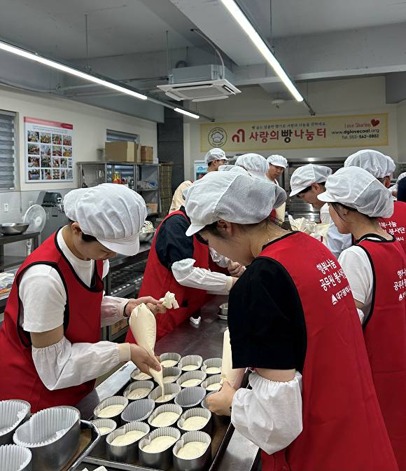 대구시 공무원봉사단원들이 카스테라를 만들고 있다 [사진=대구시]