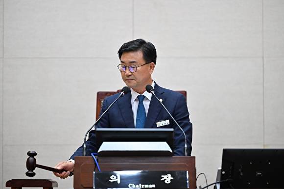 유의식 의장이 정례회 폐회를 선언하고 있다. [사진=완주군의회 ]