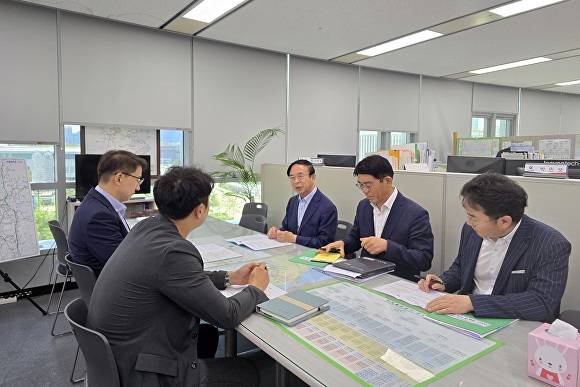 심민 군수가 중앙부처를 방문해 현안사업을 설명하고 있다. [사진=임실군 ]