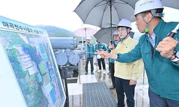 매곡정수사업소를 찾은 김정기 대구시장 권한대행이 관계자의 현황설명을 듣고 있다 [사진=대구시]