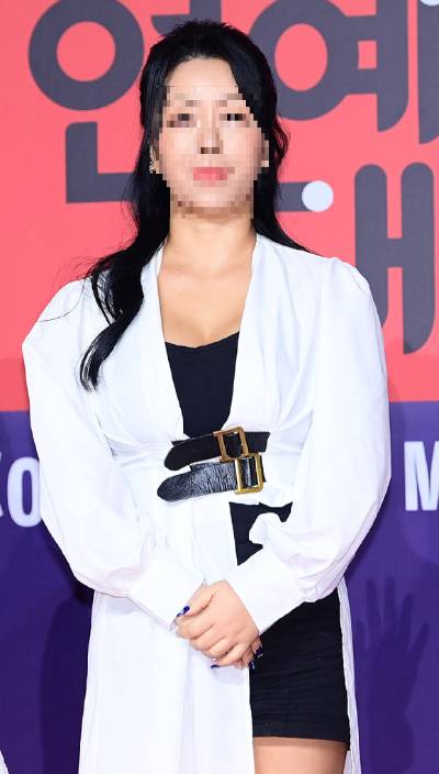 '나는 솔로' 10기 정숙이 서울 마포구 상암 SBS 상암프리즘 타워에서 열린 '2023 SBS 연예대상' 시상식에 시상자로 참석하고 있다. [사진=정소희 기자]