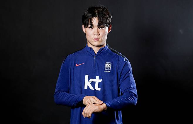 오현규가 손목시계를 손가락으로 가리키는 골 세리머니 포즈를 취하고 있다. 김경록 기자