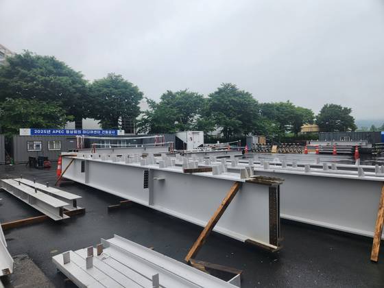 지난 14일 경북 경주시 경주화백컨벤션센터(HICO) 인근에서 진행 중인 경주 아시아태평양경제협력체(APEC) 정상회의 국제미디어센터 공사 현장에 각종 건설 자재들이 쌓여 있다. 김정석 기자