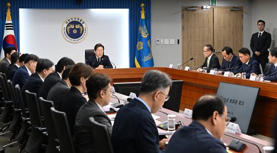 이재명 대통령이 23일 서울 용산 대통령실에서 열린 제1차 대통령 주재 수석.보좌관회의에서 발언하고 있다. 김현동 기자