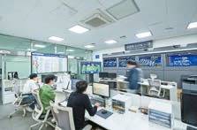 세종공장 직원이 생산 현황 모니터링 시스템(POP)을 통해 공정별 현황을 파악하고 있다.