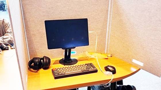 최근 온라인 커뮤니티에선 ‘동네 스타벅스에 외출 빌런이 있다’는 제목의 글이 올라왔다. 공개된 사진에는 매장 내 테이블에 칸막이를 세워두고 헤드셋과 키보드 등을 설치해 둔 모습이 담겼다. 사진 온라인 커뮤니티