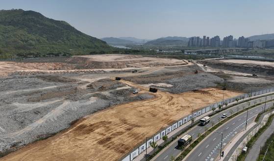 세종시 세종동 국회 세종의사당 예정부지에서 덤프트럭 등을 동원해 터닦기 작업을 하고 있다. 서울 여의도 국회의사당의 분원 성격으로 세종의사당을 짓기로 한 곳이다. 대통령 세종집무실은 세종의사당 인근에 들어설 예정이다. [연합뉴스]