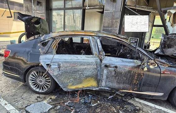 지난 23일 오전 충남 당진시 석문면에서 60대 남성의 자신의 차량을 몰고 건물로 돌진해 차량이 모두 불에 타고 건물 일부가 부서졌다. 사고 직후 도주한 남성은 경찰과 대치하다 투신했다. [사진 당진소방서]