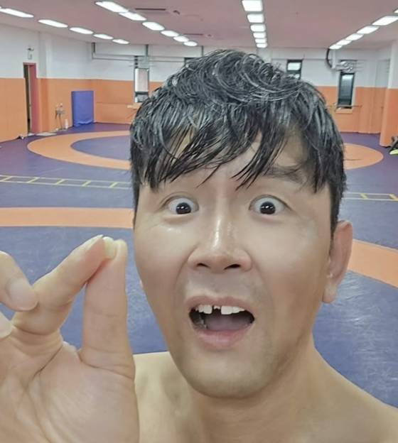 고교 레슬링부와 훈련 중 이가 빠진 윤형빈. 사진 윤형빈 SNS