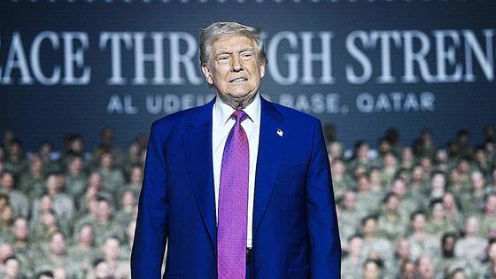 지난달 15일 카타르 알우데이드 공군 기지를 방문한 도널드 트럼프 대통령이 미군 장병들에게 인사하고 있다. AFP=연합뉴스