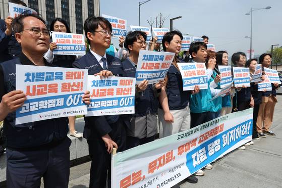 박영환 전국교직원노동조합 위원장이 지난달 8일 정부서울청사 앞에서 열린 고교학점제 폐지 촉구 위한 교사 서명 결과 발표 기자회견에서 발언하고 있다. 뉴시스