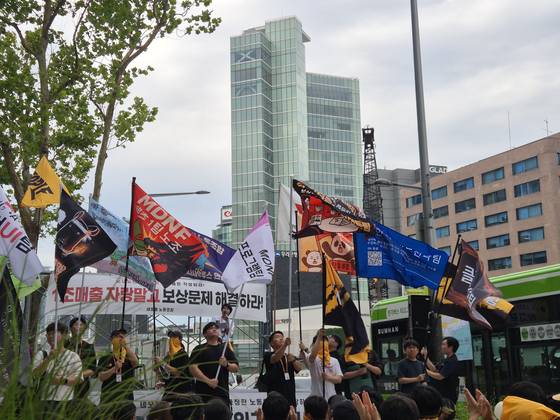 넥슨 자회사 네오플 노조가 각 팀마다 디자인한 깃발을 들고 집회에 참가하고 있다. 김민정 기자