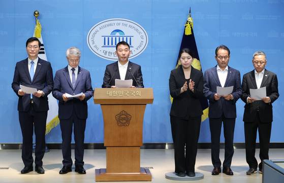 11일 국회에서 검찰청 폐지 법안을 설명하는 민주당 의원들. [뉴스1]