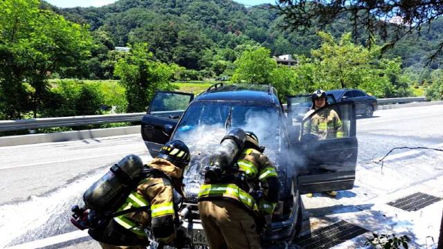▲ 23일 낮 12시 17분쯤 홍천군 북방면의 한 도로에서 승용차에 불이 나 소방당국이 20분 만에 불을 껐다.  홍천소방서 제공