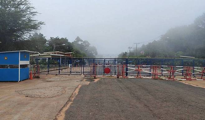 태국과 캄보디아를 오가는 국경 검문소에 철문이 굳게 닫혀 있다. 두 나라는 번갈아 가며 국경 검문소를 폐쇄하고 있다.(사진 출처 : 캄보디아 크메르타임스)