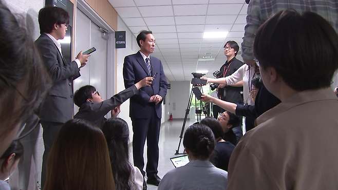 우상호 대통령실 정무수석은 오늘(24일) 국회를 찾아, 농해수위 소속 민주당 위원들을 면담했다.