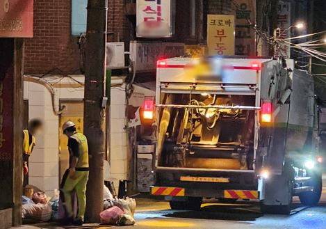 23일 오전 3시께 서울 중구의 한 골목에서 인부들이 주말동안 쌓인 생활쓰레기를 수거하고 있다.  /권용훈 기자