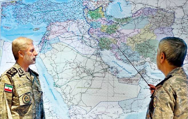 < 대책회의하는 이란 軍 수뇌부 > 미국의 이란 핵 시설 폭격 이튿날인 23일 이란이 이스라엘을 미사일로 공습했다. 이날 이스라엘 방공망이 이란에서 발사된 미사일을 포착해 예루살렘을 포함한 이스라엘 전역에 공습 경보가 울렸다. 사진은 같은 날 아미르 하타미 이란군 총사령관(왼쪽)이 전쟁지휘실에서 회의하고 있는 모습.  AFP연합뉴스