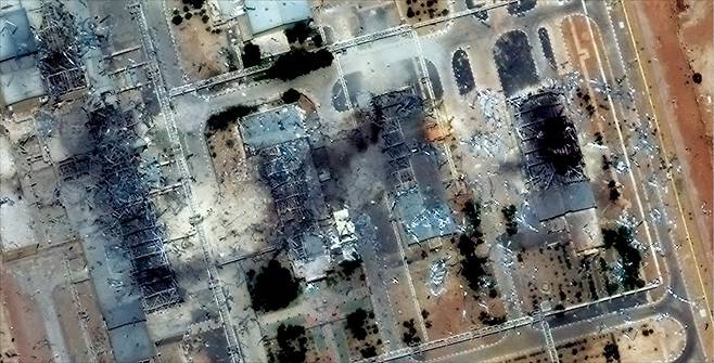 < 美 폭격으로 쑥대밭 된 이란 핵시설 > 미국 공습 직후인 22일(현지시간) 위성으로 촬영된 이란 이스파한 핵시설 모습. CNN은 사진을 분석한 결과 최소 18개의 구조물이 파괴되거나 손상됐다고 보도했다. 미군은 전날 이스파한을 비롯해 포르도, 나탄즈 등 이란 핵시설 세 곳을 벙커버스터와 순항미사일로 폭격했다.  로이터연합뉴스