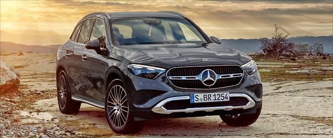 메르세데스벤츠 GLC는 도심과 오프로드를 아우르는 SUV다.  벤츠 제공