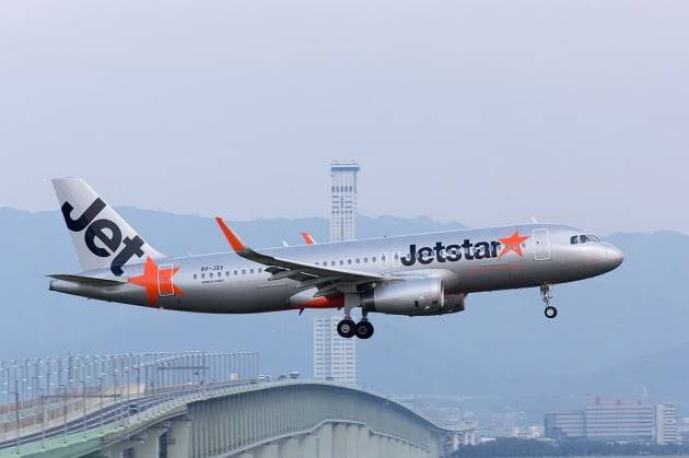 착륙하는 Jetstar Asia 에어 버스 항공기(사진: Wikimedia Commons)