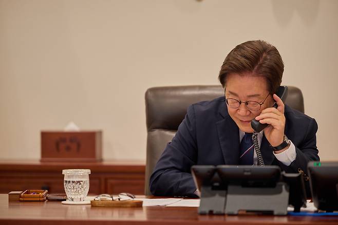 이재명 대통령이 지난 23일 용산 대통령실에서 안와르 이브라힘 말레이시아 총리와 통화하고 있다. 대통령실 제공