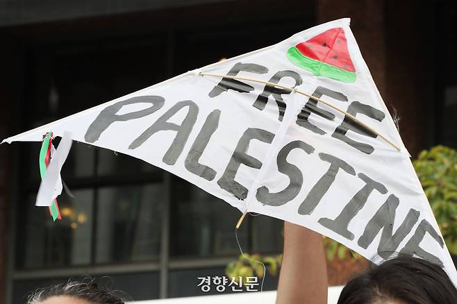 지난해 10월7일 팔레스타인과연대하는한국시민사회긴급행동 회원들이 서울 종로구 주한이스라엘대사관 앞에서 이스라엘을 규탄하는 기자회견을 하고 있다. 한수빈 기자