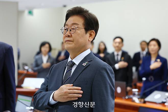 이재명 대통령이 24일 대통령실 청사에서 열린 국무회의에서 국기에 경례하고 있다. 대통령실사진기자단