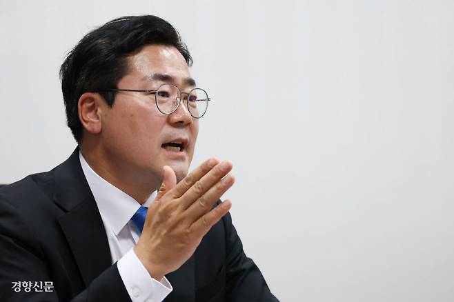 더불어민주당 당대표 출마를 선언한 박찬대 의원이 24일 국회 의원회관에서 경향신문과 인터뷰를 하고 있다. 성동훈 기자