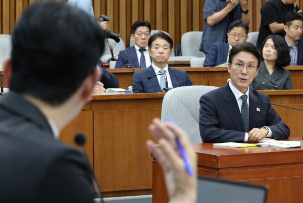 김민석 국무총리 후보자가 24일 서울 여의도 국회에서 열린 인사청문회에서 국민의힘 주진우 의원의 질문에 답하고 있다. 연합뉴스