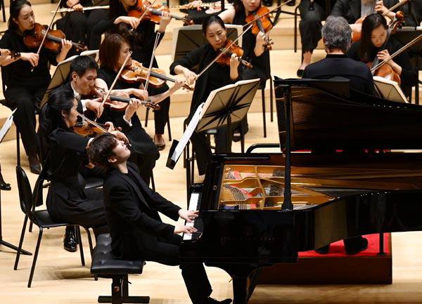 지난 22일 부산콘서트홀에서 열린 공연에서 피아니스트 조성진이 ‘황제’를 연주하고 있다. 클래식부산 제공