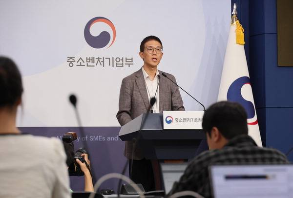 황영호 중소벤처기업부 소상공인경영안정지원단장이 24일 서울 종로구 정부서울청사 별관에서 소상공인 경영부담 완화를 위한 3대 지원사업 시행과 관련해 브리핑하고 있다. 연합뉴스