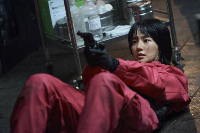 Park Gyu-young as pink guard Kang No-eul in "Squid Game" 3 (Netflix)