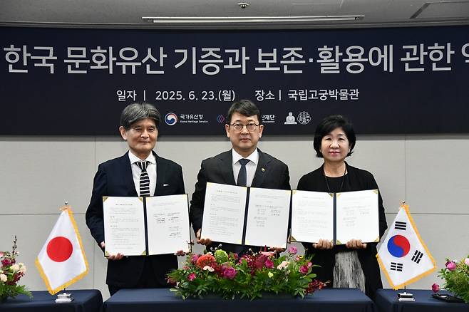 Takao Sato, chief of Kotoku-in, the Japanese temple in Kamakura, Japan, second from left, poses for a photograph with his wife, left, Choi Eung-chon, head of the Korea Heritage Service, second from right, and Kim Jung-hee, head of the Overseas Korean Cultural Heritage Foundation, at the National Palace Museum of Korea in central Seoul, on June 24. [KOREA HERITAGE SERVICE]
