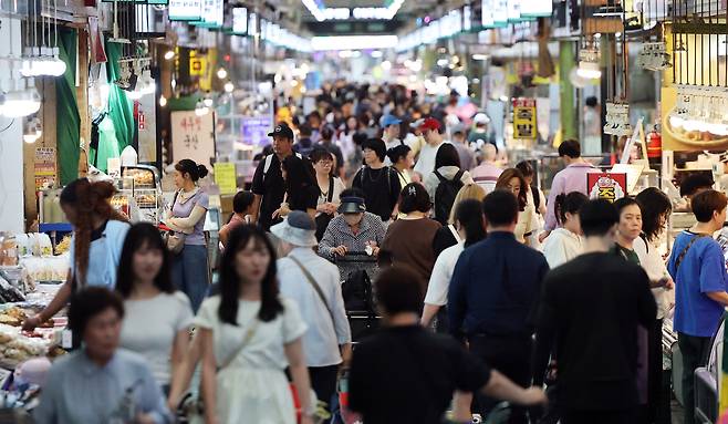Mangwon Market in Mapo District, western Seoul, is bustling with shoppers on the afternoon of June 19. [NEWS1]